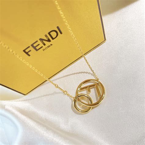 collana lettera fendi prezzo|fendi scogliere.